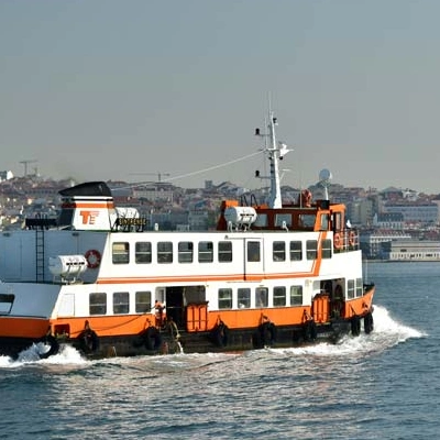 Métro, funiculaires et ferries assurent des liaisons fluides à travers la ville